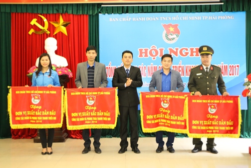Đồng chí Trần Quang Tường - Bí thư Thành đoàn tặng cờ cho 4 đơn vị đạt danh hiệu đơn vị dẫn đầu công tác Đoàn và phong trào thanh thiếu nhi năm 2016